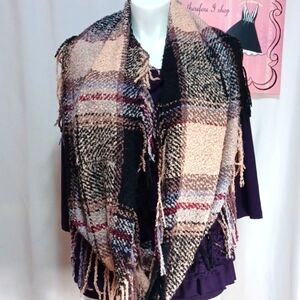 MAURICES WOMENS SCARF IN A BEAUTIFUL COLOR COMBINATION